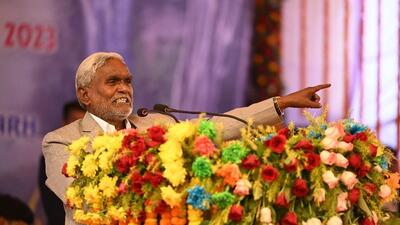 Champai Soren was inducted as minister for the first time by Shibu Soren in 2005 when the latter was the CM for nine days (HT) Champai Soren was inducted as minister for the first time by Shibu Soren in 2005 when the latter was the CM for nine days (HT)