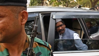 Jharkhand chief minister Hemant Soren travelled from Delhi to Ranchi by car when ED officers were looking for him in Delhi. Jharkhand chief minister Hemant Soren travelled from Delhi to Ranchi by car when ED officers were looking for him in Delhi.