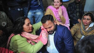 INDIA bloc mayoral candidate Kuldeep Dhalor of the Aam Aadmi Party being consoled by AAP colleagues after his defeat to BJP’s Manoj Sonkar in Chandigarh on Tuesday. (PTI Photo) INDIA bloc mayoral candidate Kuldeep Dhalor of the Aam Aadmi Party being consoled by AAP colleagues after his defeat to BJP’s Manoj Sonkar in Chandigarh on Tuesday. (PTI Photo)