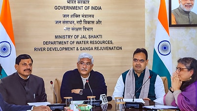 **EDS: IMAGE VIA @gssjodhpur** Jaipur: Union Minister of Jal Shakti Gajendra Singh Shekhawat with Rajasthan Chief Minister Bhajan Lal Sharma and Madhya Pradesh Chief Minister Mohan Yadav during signing of an MoU on the Eastern Rajasthan Canal Project (ERCP), on Sunday, Jan. 28, 2024. (PTI Photo)(PTI01_29_2024_000047B) (PTI) **EDS: IMAGE VIA @gssjodhpur** Jaipur: Union Minister of Jal Shakti Gajendra Singh Shekhawat with Rajasthan Chief Minister Bhajan Lal Sharma and Madhya Pradesh Chief Minister Mohan Yadav during signing of an MoU on the Eastern Rajasthan Canal Project (ERCP), on Sunday, Jan. 28, 2024. (PTI Photo)(PTI01_29_2024_000047B) (PTI)