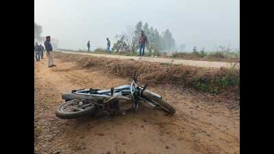The police claimed to have solved the blind murder case of a Patiala resident after an encounter with one of the accused on Wednesday morning. The accused received a bullet injury in his leg during the encounter and was arrested. “Acting on a tip-off, we had erected a naka on Bhadson road. When we asked Abishek to stop his motorcycle, he started firing at the cops. In retaliation we also opened fire in which Abhishek got injured,” said Patiala SSP Varun Sharma. (HT Photo) The police claimed to have solved the blind murder case of a Patiala resident after an encounter with one of the accused on Wednesday morning. The accused received a bullet injury in his leg during the encounter and was arrested. “Acting on a tip-off, we had erected a naka on Bhadson road. When we asked Abishek to stop his motorcycle, he started firing at the cops. In retaliation we also opened fire in which Abhishek got injured,” said Patiala SSP Varun Sharma. (HT Photo)