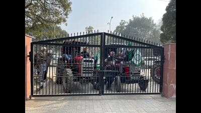 The protest ended after Amrinder Singh Tiwana, additional chief administrator, GMADA, received the farmers’ memorandum. (HT Photo) The protest ended after Amrinder Singh Tiwana, additional chief administrator, GMADA, received the farmers’ memorandum. (HT Photo)