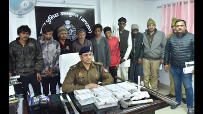 The suspects in police custody on Wednesday. A portion of the stolen jewellery was recovered from them and the police are on the hunt to arrest the remaining gang members to belong to a tribe in Madhya Pradesh. (Sakib Ali/HT Photo) The suspects in police custody on Wednesday. A portion of the stolen jewellery was recovered from them and the police are on the hunt to arrest the remaining gang members to belong to a tribe in Madhya Pradesh. (Sakib Ali/HT Photo)
