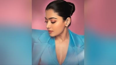 With the help of makeup artist Tanvi Chemburkar, Rashmika got decked up in pink eyeshadow, winged eyeliner, darkened brows, blushed cheeks, glowing highlighter, dewy base and a shade of pink lipstick. (Instagram/@rashmika_mandanna) With the help of makeup artist Tanvi Chemburkar, Rashmika got decked up in pink eyeshadow, winged eyeliner, darkened brows, blushed cheeks, glowing highlighter, dewy base and a shade of pink lipstick. (Instagram/@rashmika_mandanna)