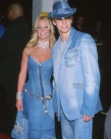 Britney Spears and Justin Timberlake in the 2001 American Music Awards dressed in denim-on-denim fits (Photo: Instagram) Britney Spears and Justin Timberlake in the 2001 American Music Awards dressed in denim-on-denim fits (Photo: Instagram)