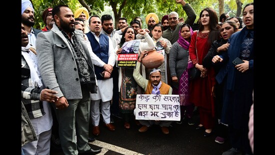 AAP and Congress councilors protesting at the Sector 17 police station in Chandigarh on Wednesday. (Ravi Kumar/HT)