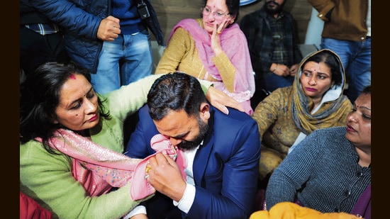 AAP mayoral candidate Kuldeep Dhalor breaks down after losing in the Chandigarh mayoral election on Tuesday. (Ravi Kumar/HT)