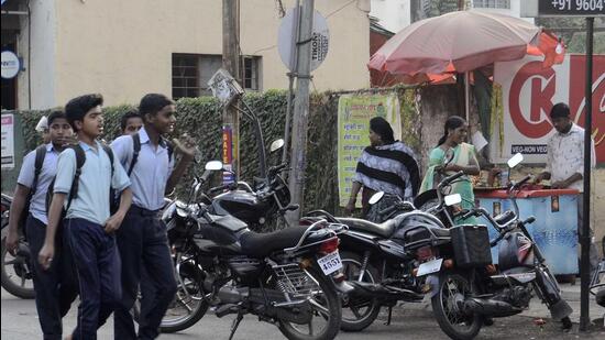 In January 1932, the police in Pune were alerted that hawkers who conducted business outside certain schools were allegedly using papers with inflammatory speeches printed on them to wrap roasted peanuts and sliced fruits. ((PIC FOR REPRESENTATION))