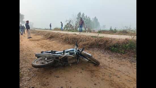The police claimed to have solved the blind murder case of a Patiala resident after an encounter with one of the accused on Wednesday morning. The accused received a bullet injury in his leg during the encounter and was arrested. “Acting on a tip-off, we had erected a naka on Bhadson road. When we asked Abishek to stop his motorcycle, he started firing at the cops. In retaliation we also opened fire in which Abhishek got injured,” said Patiala SSP Varun Sharma. (HT Photo)