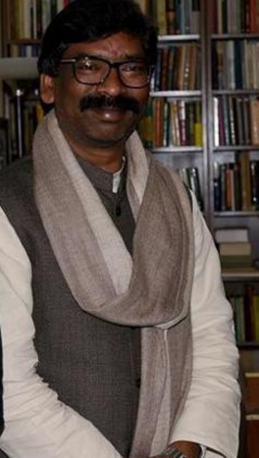 A file photo of former Jharkhand CM Hemant Soren with Rahul Gandhi. (ANI file)