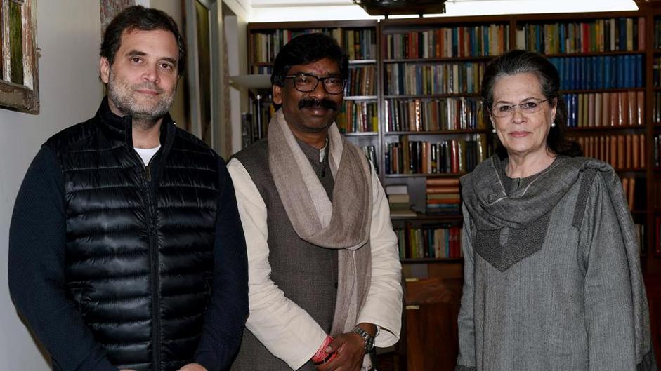 A file photo of former Jharkhand CM Hemant Soren with Rahul Gandhi. (ANI file) A file photo of former Jharkhand CM Hemant Soren with Rahul Gandhi. (ANI file)