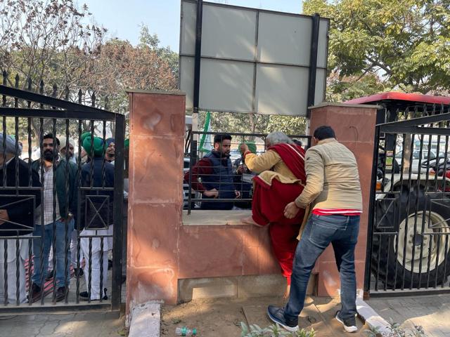 While some visitors scaled the walls to leave, others were forced to wait inside for at least two hours. (HT Photo) While some visitors scaled the walls to leave, others were forced to wait inside for at least two hours. (HT Photo)