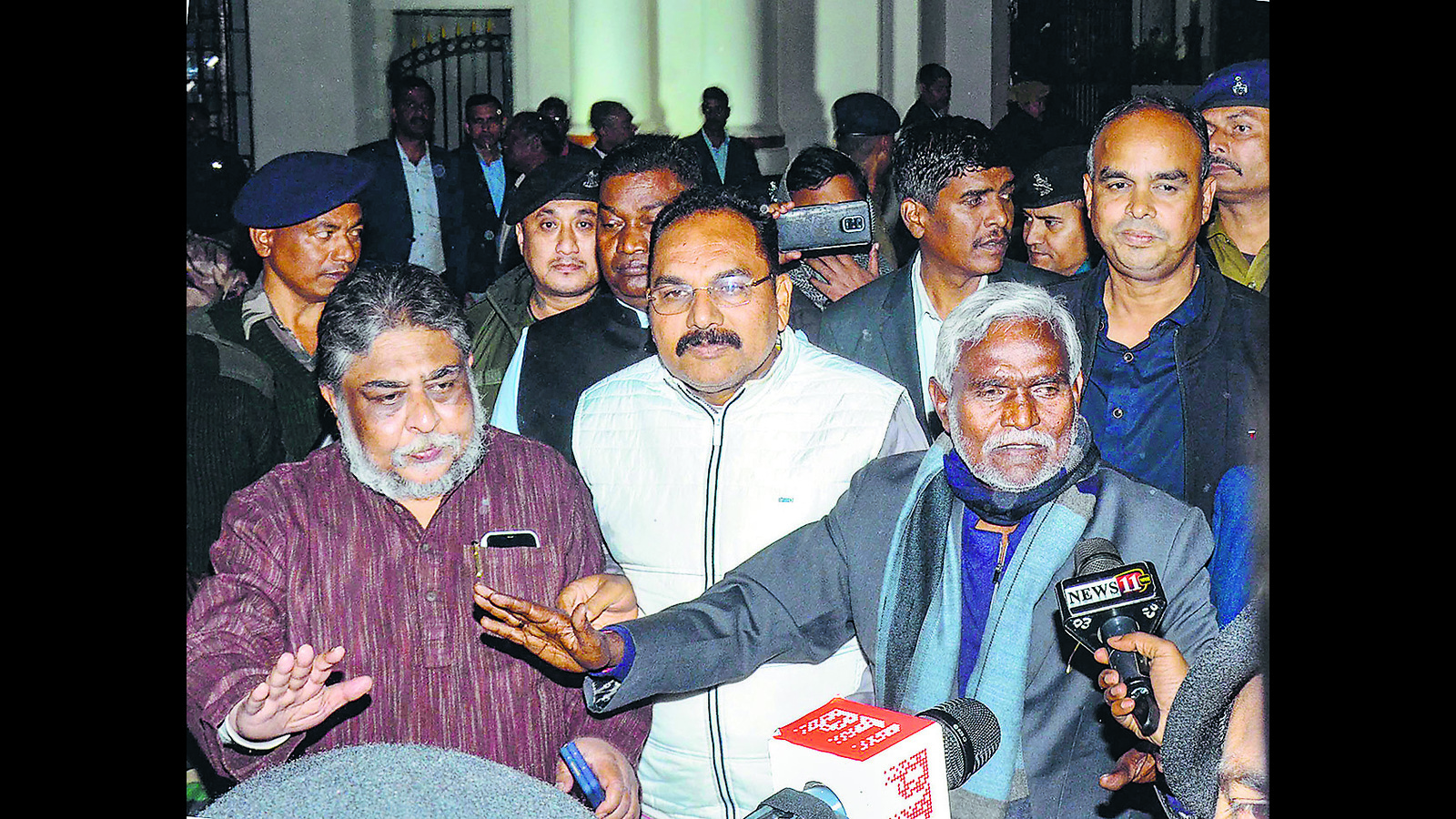 SC to hear Hemant, guv keeps Champai waiting - Vimarsana News