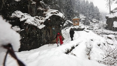 Tourists enjoy snow covered Drang area of Tangmarg, about 50kms from Srinagar on Wednesday. (HT Photo/Waseem Andrabi) Tourists enjoy snow covered Drang area of Tangmarg, about 50kms from Srinagar on Wednesday. (HT Photo/Waseem Andrabi)