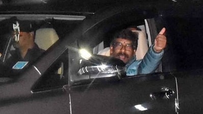 Hemant Soren shows a thumbs up as he reaches Raj Bhavan to submit his resignation as Jharkhand chief minister to governor CP Radhakrishnan in Ranchi on Wednesday. (ANI) Hemant Soren shows a thumbs up as he reaches Raj Bhavan to submit his resignation as Jharkhand chief minister to governor CP Radhakrishnan in Ranchi on Wednesday. (ANI)