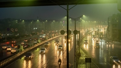 Delhi experienced a bone-chilling cold on Wednesday as parts of the city received light rainfall, bringing down the maximum temperature to 18.6 degrees Celsius, four notches below the season's average, and a low of 7.3 degrees Celsius, a notch below the normal, according to the IMD. (Bloomberg) Delhi experienced a bone-chilling cold on Wednesday as parts of the city received light rainfall, bringing down the maximum temperature to 18.6 degrees Celsius, four notches below the season's average, and a low of 7.3 degrees Celsius, a notch below the normal, according to the IMD. (Bloomberg)
