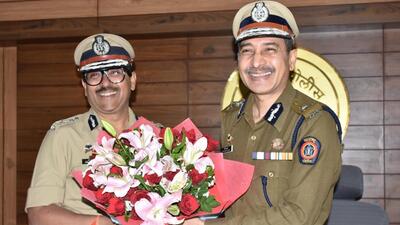 Newly-appointed Pune police commissioner Amitesh Kumar (L) with outgoing police chief Retesh Kumaarr. (HT PHOTO)