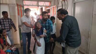 Students being taken to the Shahapur hospital. (HT Photo) Students being taken to the Shahapur hospital. (HT Photo)
