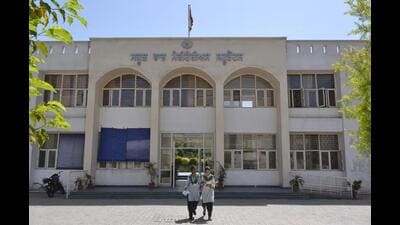 The Meritorious School Teachers Union highlight that students at schools of eminence receive  ₹4,000 per student for their uniforms. (HT File Photo)