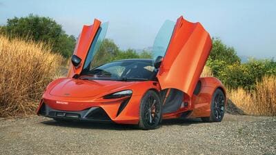 The scissor doors that swing upwards add drama to McLaren’s Artura’s simple design. The scissor doors that swing upwards add drama to McLaren’s Artura’s simple design.