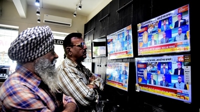 :People watch Union Budget at an electronic showroom. (Photo by Bachchan Kumar/ HT PHOTO)