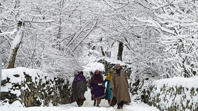 Srinagar receives season's first snowfall on Thursday (Waseem Andrabi/HT Photo) Srinagar receives season's first snowfall on Thursday (Waseem Andrabi/HT Photo)