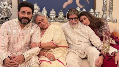 Abhishek Bachchan, Jaya Bachchan, Amitabh Bachchan and Shweta Bachchan pose in an old picture. Abhishek Bachchan, Jaya Bachchan, Amitabh Bachchan and Shweta Bachchan pose in an old picture.