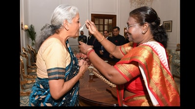 President Droupadi Murmu feeding dahi cheeni to FM Nirmala Sitharaman. (X/@President of India) President Droupadi Murmu feeding dahi cheeni to FM Nirmala Sitharaman. (X/@President of India)