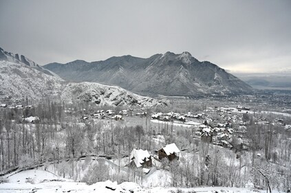 Seasons first snowfall in Srinagar (Waseem Andrabi/HT Photo) Seasons first snowfall in Srinagar (Waseem Andrabi/HT Photo)