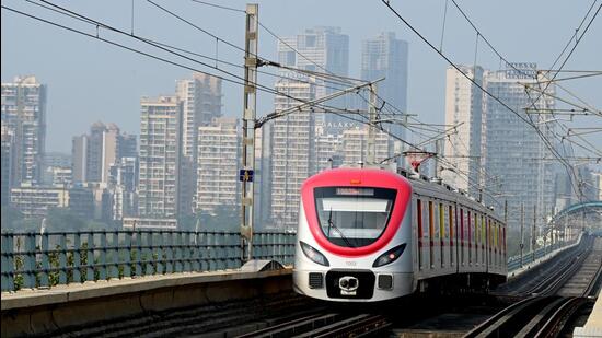 Navi Mumbai, India - Nov. 17, 2023:Commuters board Metro rail from Belapur Metro Station, after Line no. 1 from Belapur to Pendhar was opened for public at CBD Belapur in Navi Mumbai, India, on Friday, November 17, 2023. (Photo by Bachchan Kumar/ HT PHOTO) (HT PHOTO)