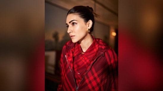 Assisted by make-up artist Adrian Jacobs, Kriti got decked up in nude eyeshadow, mascaraed lashes, winged eyeliner, darkened eyebrows, contoured cheeks, luminous highlighter and a shade of nude lipstick.&nbsp;&nbsp;&nbsp;&nbsp;&nbsp;(Instagram/@sukritigrover)