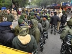 Delhi Police and paramilitary forces at the AAP protest site. (HT PHOTO)