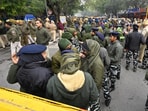Delhi Police and paramilitary forces at the AAP protest site. (HT PHOTO)
