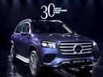 Mercedes-Benz Group AG rose after reporting better-than-expected cash flow for last year as the luxury-car maker pivots to focus on its most profitable models.