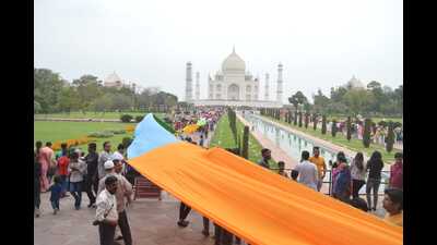 ‘Chadar’ being offered at Taj Mahal to mark end of ‘Urs’ (HT FILE PHOTO)