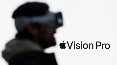 A logo is displayed on the day Apple's Vision Pro headset goes on sale for the first time in Los Angeles, California, U.S., February 2, 2024. REUTERS/Mike Blake (REUTERS)