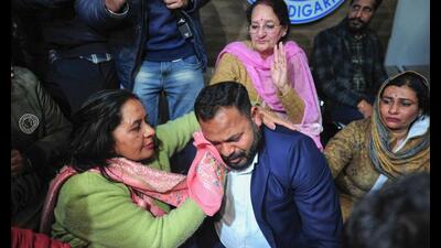 Aam Aadmi Party councillors consoling their mayoral candidate, Kuldeep Dhalor, after the BJP swept the elections on Tuesday. (HT file photo)