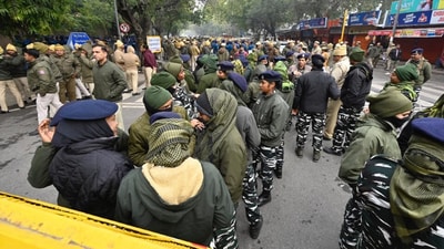 Delhi Police and paramilitary forces at the AAP protest site. (HT PHOTO) (HT_PRINT) Delhi Police and paramilitary forces at the AAP protest site. (HT PHOTO) (HT_PRINT)