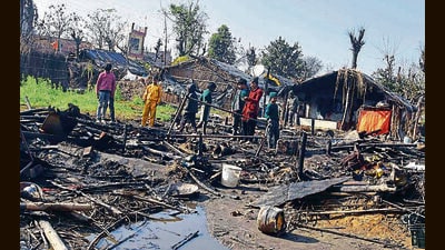 Dwellers outside their gutted shanties near Jasian Road in Ludhiana. (HT) Dwellers outside their gutted shanties near Jasian Road in Ludhiana. (HT)