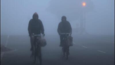 People commute amid dense fog in Dwarka, southwest Delhi on Friday. (Vipin Kumar/ HT Photo) People commute amid dense fog in Dwarka, southwest Delhi on Friday. (Vipin Kumar/ HT Photo)
