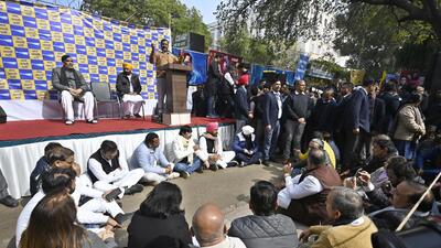 Police said 15 AAP workers were detained during the protest. (Sanjeev Verma/HT Photo) Police said 15 AAP workers were detained during the protest. (Sanjeev Verma/HT Photo)