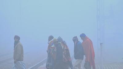 The dense fog also brought back pollutants, trapping them to clock a 24-hour average air quality index reading of 217 (poor). (Vipin Kumar/HT Photo) The dense fog also brought back pollutants, trapping them to clock a 24-hour average air quality index reading of 217 (poor). (Vipin Kumar/HT Photo)