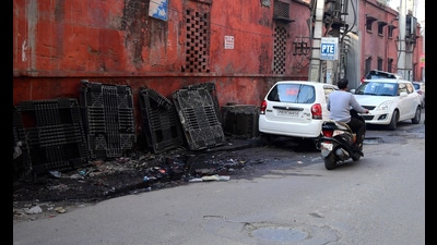 The foul smell emanating from that road stretch has forced the school authorities to shift their classrooms. (HT)