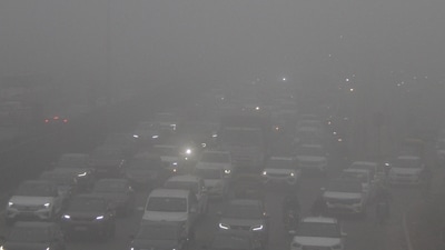 Vehichles ply on the Delhi-Gurugram Expressway amid low visibility due to fog on a cold winter day, in Gurugram on January 31. (ANI) Vehichles ply on the Delhi-Gurugram Expressway amid low visibility due to fog on a cold winter day, in Gurugram on January 31. (ANI)