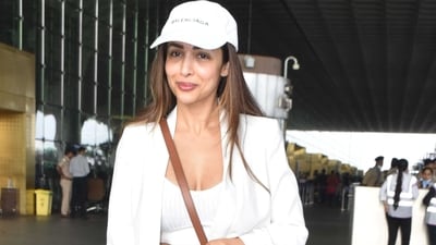 Pick a bag like actor Malaika Arora that will allow you to have all your essentials without you having to dig around in your big bag. (Photo: Yogen Shah) Pick a bag like actor Malaika Arora that will allow you to have all your essentials without you having to dig around in your big bag. (Photo: Yogen Shah)