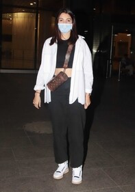 Grab a cylindrical bag like actor Anushka Sharma that looks feminine, yet casual (Photo: Yogen Shah) Grab a cylindrical bag like actor Anushka Sharma that looks feminine, yet casual (Photo: Yogen Shah)