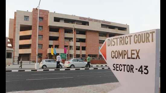 “With a resolution dated January 30, the DBA Chandigarh shows resentment against officials of Punjab Police for not taking necessary action and not arresting the accused who brutally attacked to kill Naresh Kumar, a member of DBA, Chandigarh,” the official statement of the Bar body read. (HT)