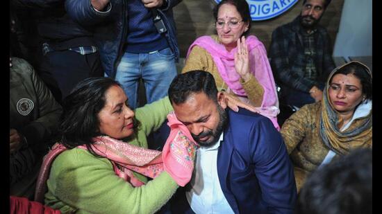 Aam Aadmi Party councillors consoling their mayoral candidate, Kuldeep Dhalor, after the BJP swept the elections on Tuesday. (HT file photo)