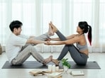Heating up your connection: 8 Couple Yoga exercises for warm evenings 