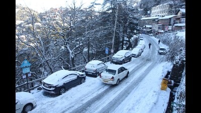 The Shimla office of the India Meteorological Department has issued a yellow warning for thunderstorms and lightning in isolated places on Saturday, followed by warnings of thunderstorms, lightning and hailstorms with heavy snow at isolated places on Sunday. (Deepak Sansta/HT) The Shimla office of the India Meteorological Department has issued a yellow warning for thunderstorms and lightning in isolated places on Saturday, followed by warnings of thunderstorms, lightning and hailstorms with heavy snow at isolated places on Sunday. (Deepak Sansta/HT)